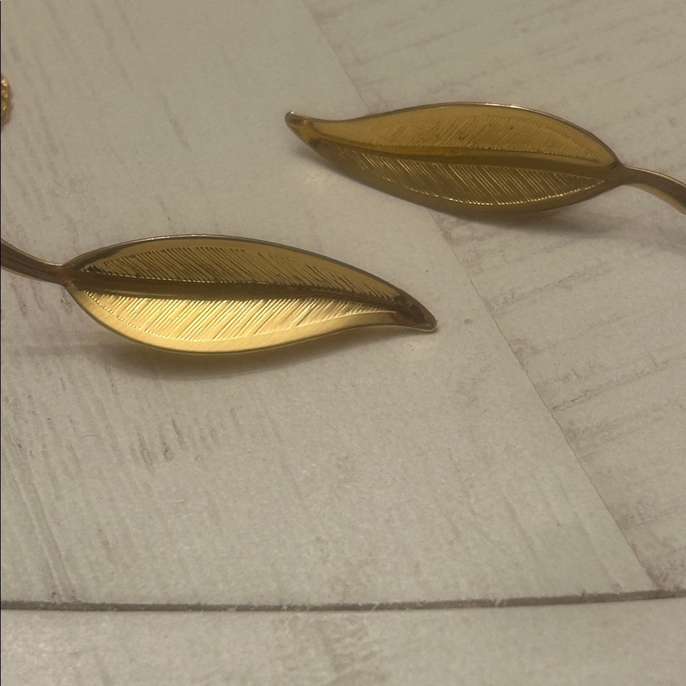 Vintage Gold Leaf Brooch Pin Collectible Jewelry